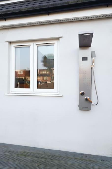 Beautiful 4 Bed Immaculate Condition Refurbished Property Romford Exterior foto